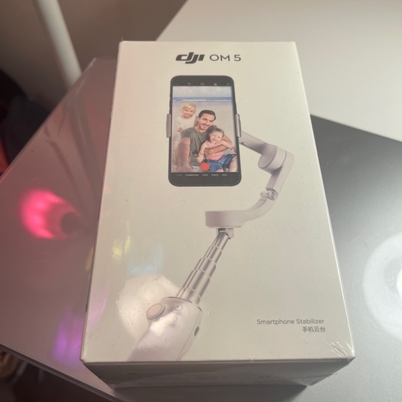 DJI OM 5 Smartphone Stabilizer in White - Picture 2 of 8